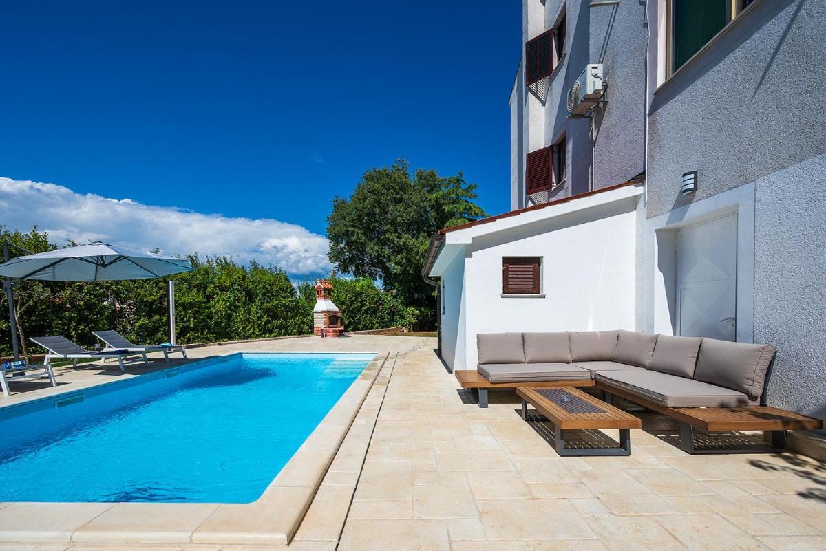 Big Swimming Pool Apartment Monvidal Pula Zewnętrze zdjęcie