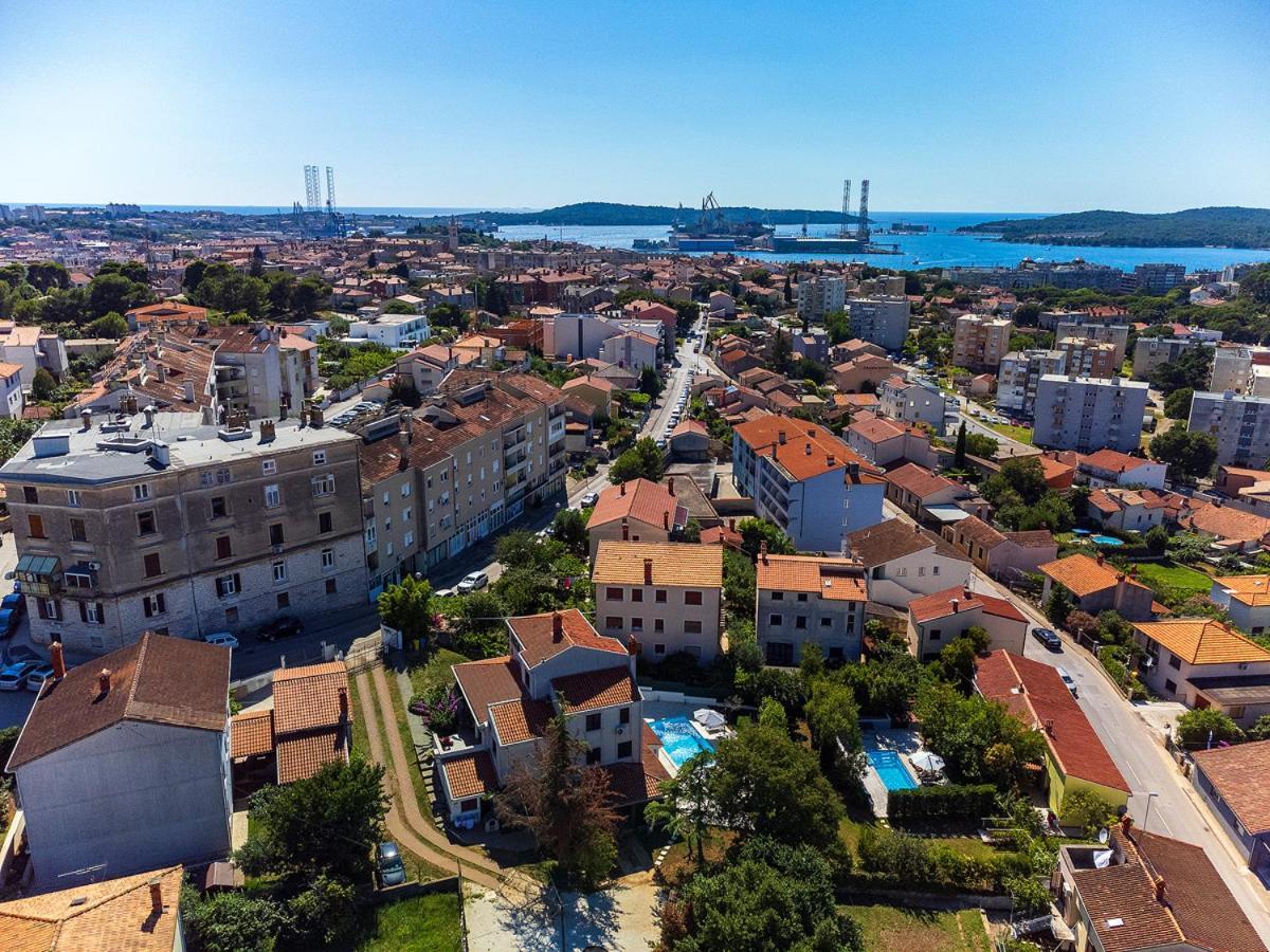 Big Swimming Pool Apartment Monvidal Pula Zewnętrze zdjęcie