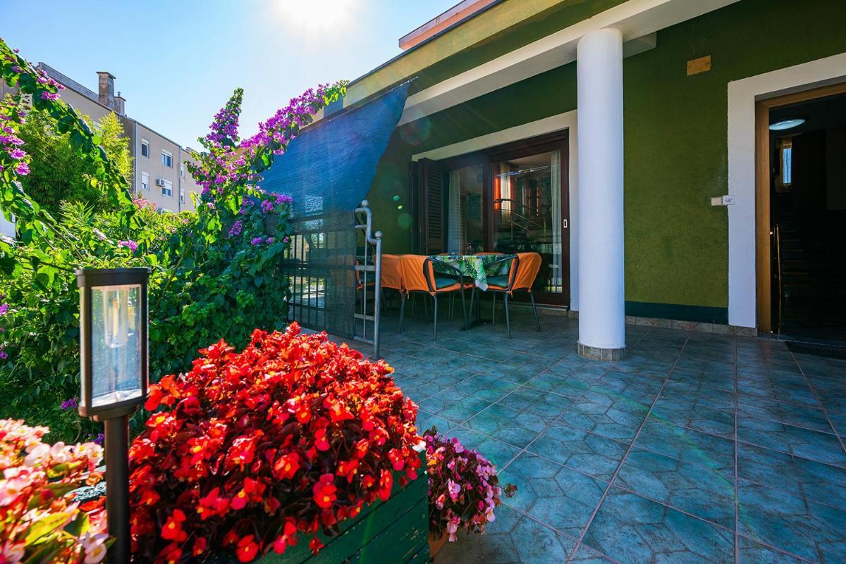 Big Swimming Pool Apartment Monvidal Pula Zewnętrze zdjęcie