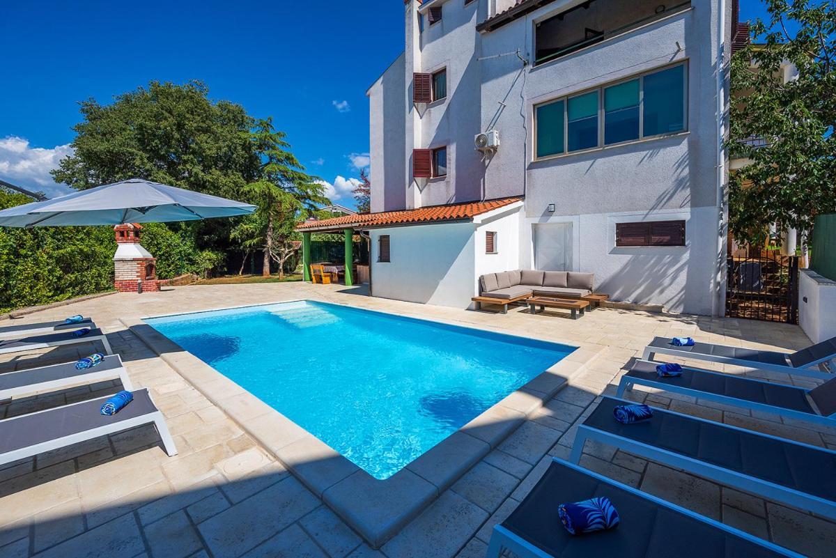Big Swimming Pool Apartment Monvidal Pula Zewnętrze zdjęcie