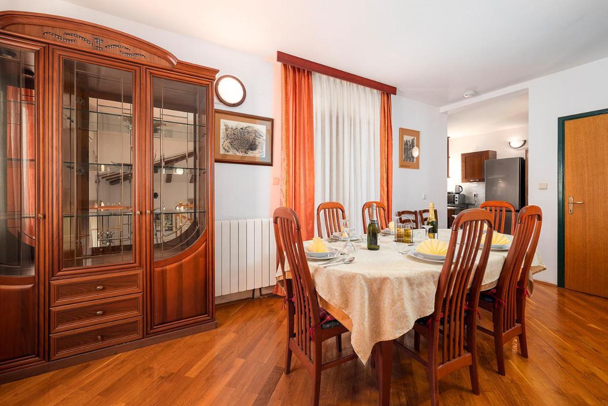 Big Swimming Pool Apartment Monvidal Pula Zewnętrze zdjęcie